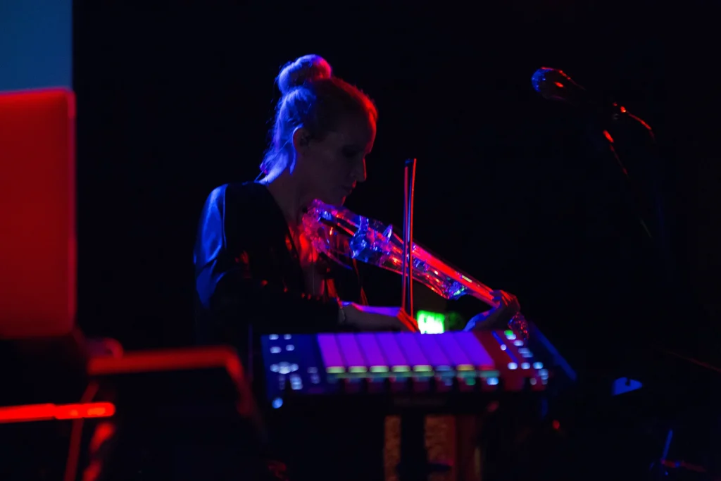 Laura Escudé playing violin on stage